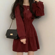 Elisna | Vierkante kraag mini jurk met hoge taille voor vrouwen. in de kleur Rood voor dames in stijl ideaal voor de lente.