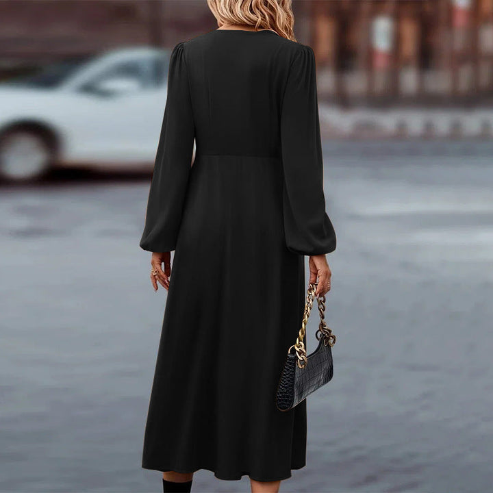 Elke | Elegante herfstjurk met knopen en V-hals in de kleur Bruin voor dames in stijl ideaal voor de herfst.