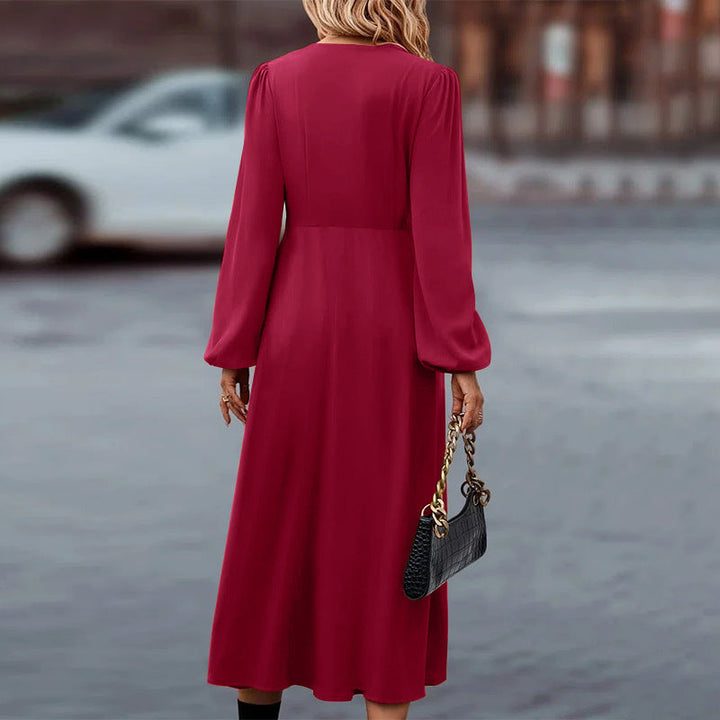 Elke | Elegante herfstjurk met knopen en V-hals in de kleur Bruin voor dames in stijl ideaal voor de herfst.