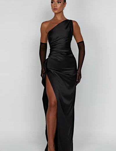 Maxi jurk gemaakt van luxe satijnen stof met stretch voor een perfecte pasvorm. Voorzien van gedrapeerde details, eenzijdige schouder en een elegante dij-hoge split.