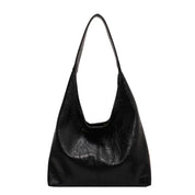 Emma | Grote leren schoudertas voor dames in de kleur Zwart voor dames in stijl geschikt voor alle seizoenen.