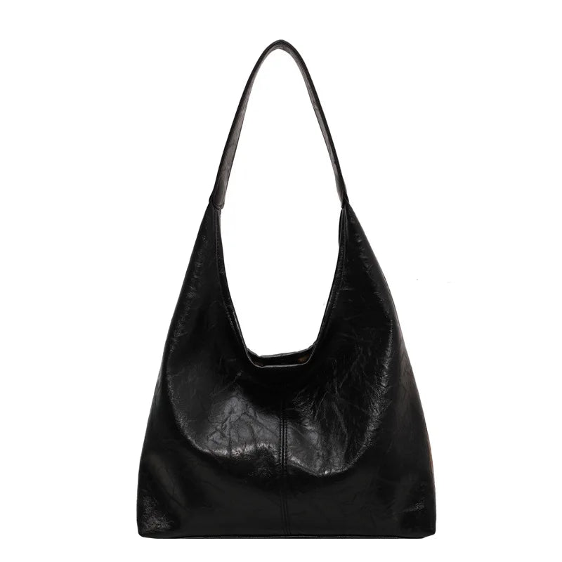 Emma | Grote leren schoudertas voor dames in de kleur Zwart voor dames in stijl geschikt voor alle seizoenen.