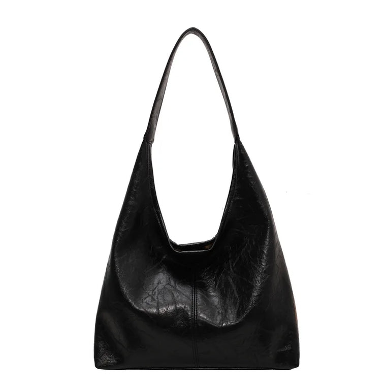 Emma | Grote leren schoudertas voor dames in de kleur Zwart voor dames in stijl geschikt voor alle seizoenen.