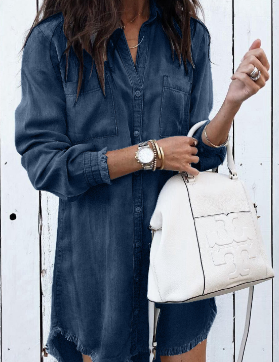 Vintage denimjurk, perfecte combinatie van trendy vintage design en het comfort van denim. Gemaakt van hoogwaardig denim voor duurzaamheid en voorzien van een veelzijdig en stijlvol ontwerp geschikt voor elke gelegenheid.