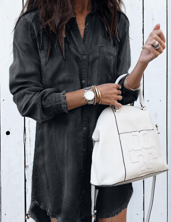 Vintage denimjurk, perfecte combinatie van trendy vintage design en het comfort van denim. Gemaakt van hoogwaardig denim voor duurzaamheid en voorzien van een veelzijdig en stijlvol ontwerp geschikt voor elke gelegenheid.