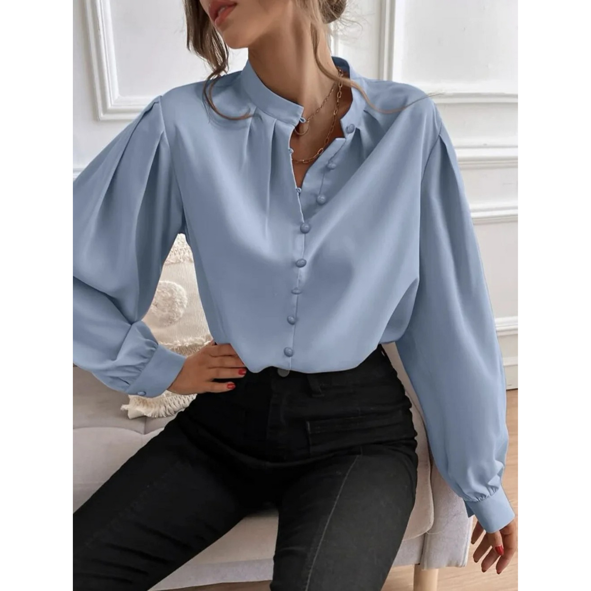 Emma | Witte elegante gebloemde damesblouse met omslagkraag in de kleur Blauw voor dames in stijl ideaal voor de herfst.