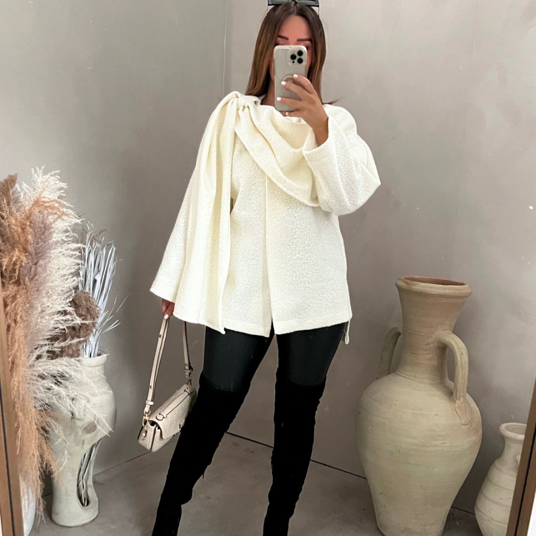 Esmée | Elegante blouse met sjaalontwerp in de kleur Crème voor dames in stijl ideaal voor de herfst.