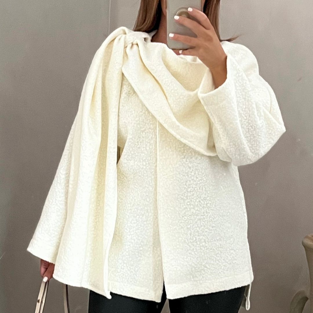 Esmée | Elegante blouse met sjaalontwerp in de kleur Crème voor dames in stijl ideaal voor de herfst.