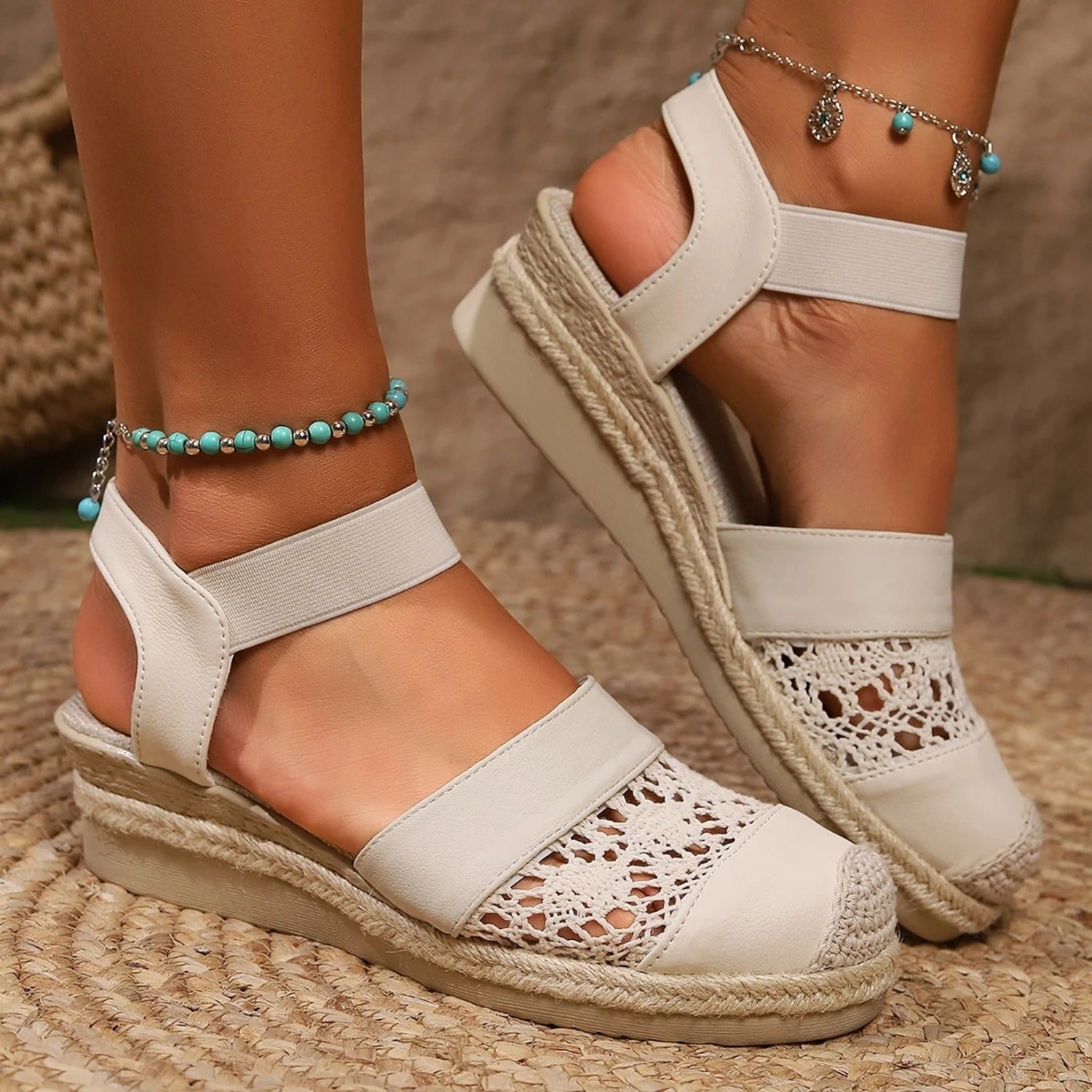 Esmee | Espadrilles met gesloten teen en enkelbandje in de kleur Bruin voor dames in Beach stijl ideaal voor de zomer.