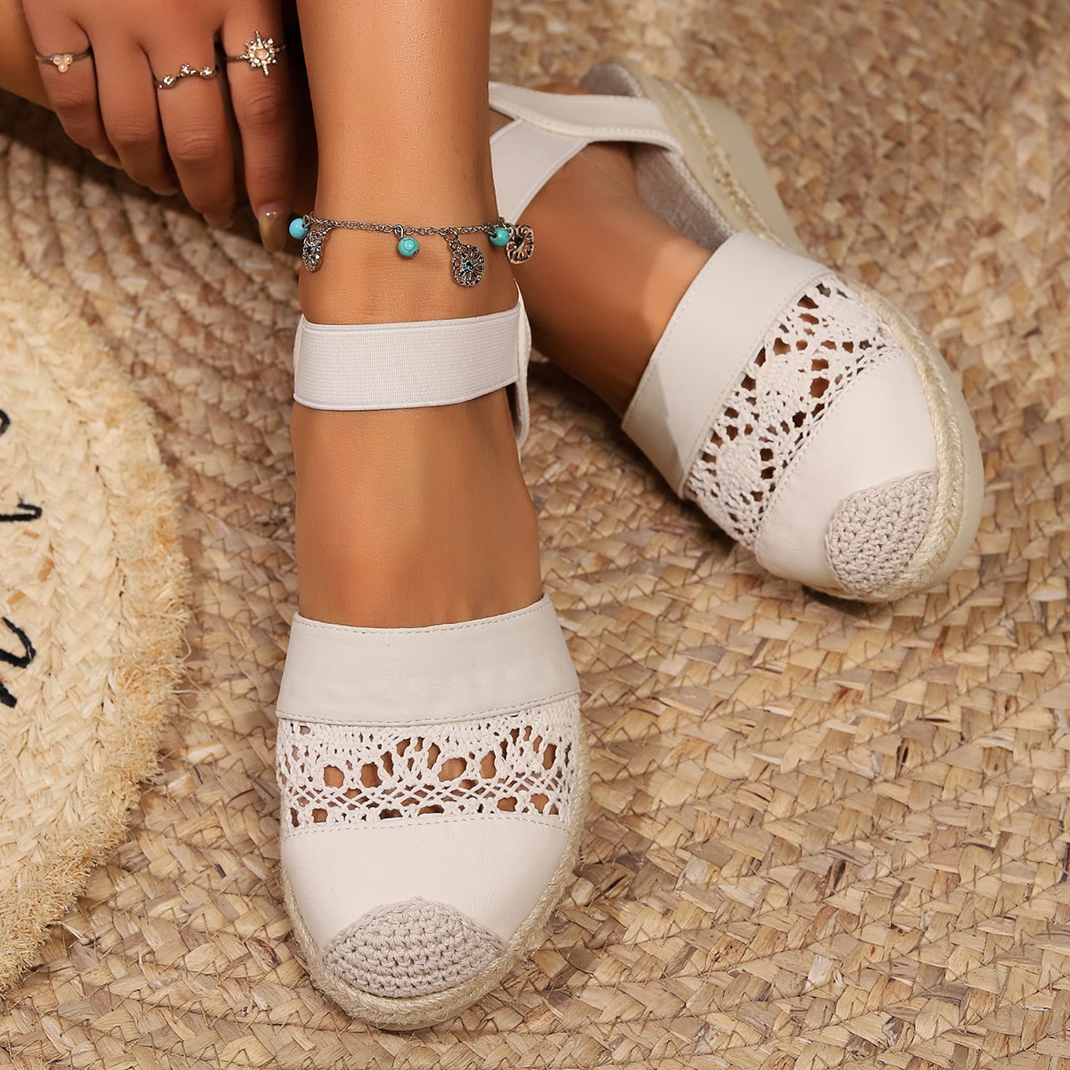 Esmee | Espadrilles met gesloten teen en enkelbandje in de kleur Bruin voor dames in Beach stijl ideaal voor de zomer.