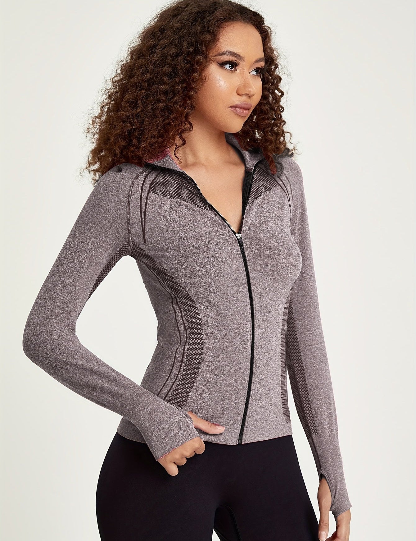 Esmée | Sportief track jacket met lange mouw en volledige rits in zwart in de kleur Grijs voor dames in stijl geschikt voor alle seizoenen.