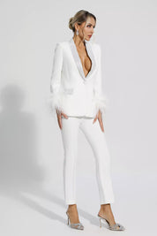 Luxe en elegantie komen samen in deze blazer set, voorzien van verfijnde diamanten en sierlijke veeraccenten. Ideaal voor galas en chique evenementen.