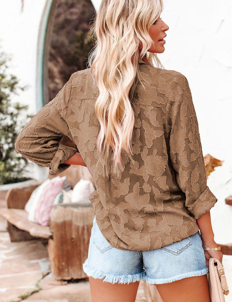 Stijlvolle blouse met trendy bruin patroon, lange mouwen, klassieke kraag, borstzak en knoopsluiting voor een veelzijdige en modieuze look. Perfect te combineren met zowel een jeans als een short.