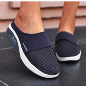 Instappers voor ultiem comfort, speciaal ontworpen voor dagelijks gebruik. Deze instappers bieden een modern design voor optimale voetstabiliteit, ondersteuning en ademend vermogen, samen met een dempend luchtkussen onder de hiel voor extra comfort tijdens het lopen.