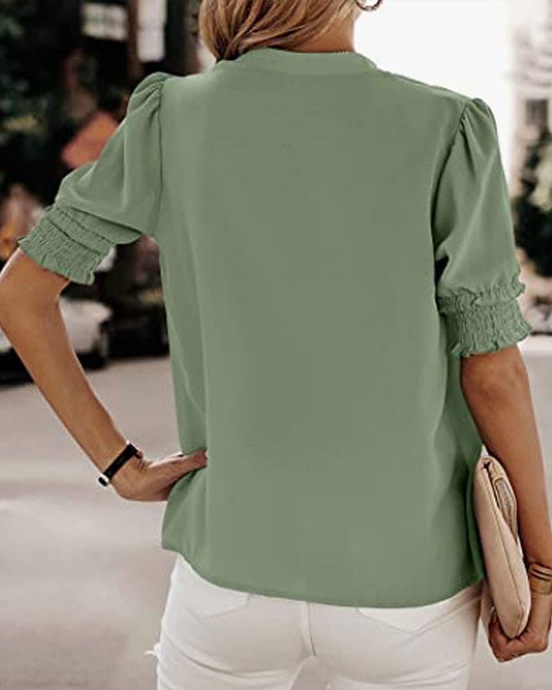 Stijl en comfort komen samen met deze kortemouwentop met een elegante V-hals, perfect voor diverse gelegenheden. De top is een tijdloze aanvulling op elke outfit, of je nu voor een formele of casual look gaat. Klassieke V-hals voor een stijlvolle uitstraling, comfortabele korte mouwen bieden bewegingsvrijheid, en hoogwaardige stof staat garant voor duurzaamheid en draagcomfort. Maattabel beschikbaar voor borst, mouw en lengte.