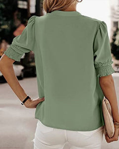 Stijl en comfort komen samen met deze kortemouwentop met een elegante V-hals, perfect voor diverse gelegenheden. De top is een tijdloze aanvulling op elke outfit, of je nu voor een formele of casual look gaat. Klassieke V-hals voor een stijlvolle uitstraling, comfortabele korte mouwen bieden bewegingsvrijheid, en hoogwaardige stof staat garant voor duurzaamheid en draagcomfort. Maattabel beschikbaar voor borst, mouw en lengte.