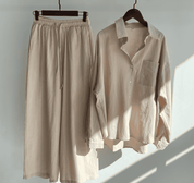 Eva Linnen Zomerset - hoogwaardig linnen materiaal voor ademendheid en draagcomfort. Dit zomerset biedt een modern en veelzijdig ontwerp, perfect voor een flatterende zomerlook. Bovendien is het lichtgewicht en geschikt voor warm weer, zodat je vol vertrouwen van de zomer kunt genieten. Maattabel beschikbaar voor borst, taille en heup.