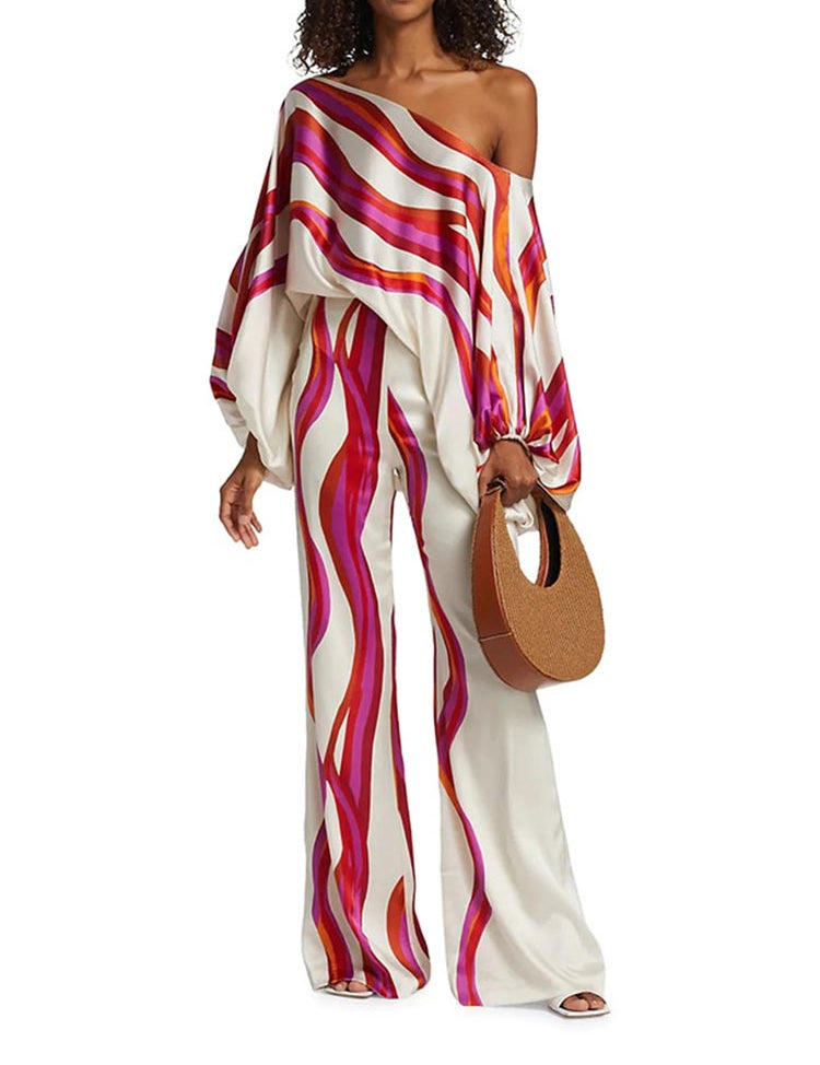 Eva tweedelige set - perfect voor een trendy off-shoulder look. Gemaakt van licht glanzend satijn met een elegante print voor ultiem comfort en een vleugje glamour.
