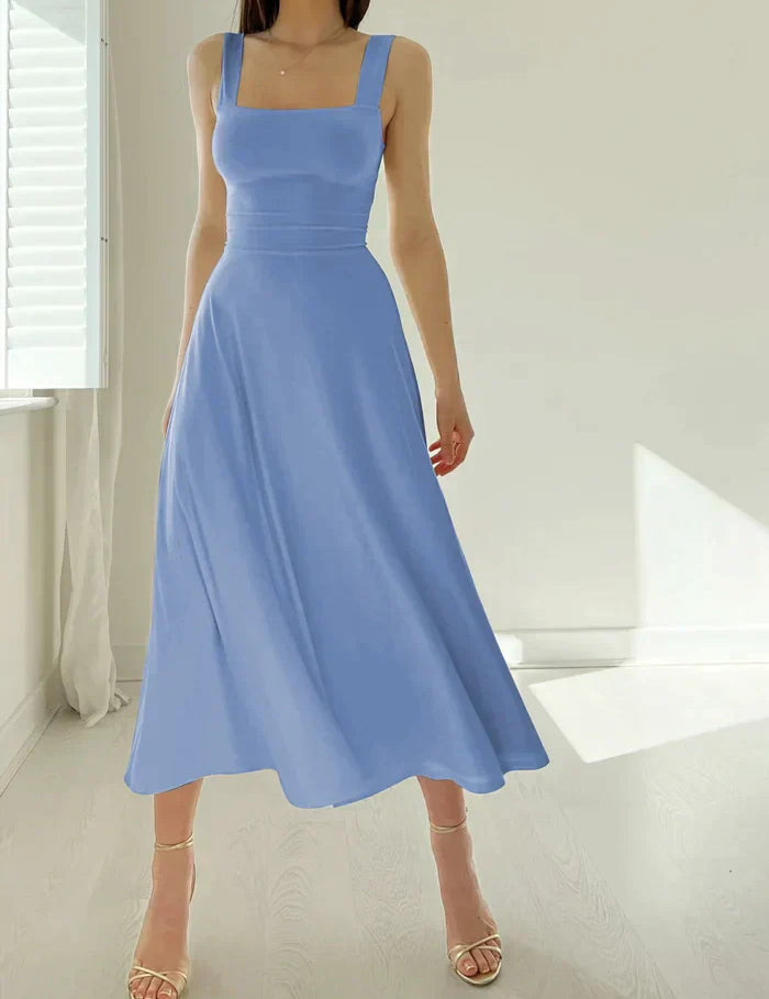 Zomerjurk met vierkante hals - een must-have voor een stijlvolle en comfortabele look. Het chique vierkante halslijn en slim-fit design benadrukken op elegante wijze het vrouwelijke silhouet. Gemaakt van hoogwaardige en comfortabele stof, geschikt voor diverse gelegenheden en seizoenen.