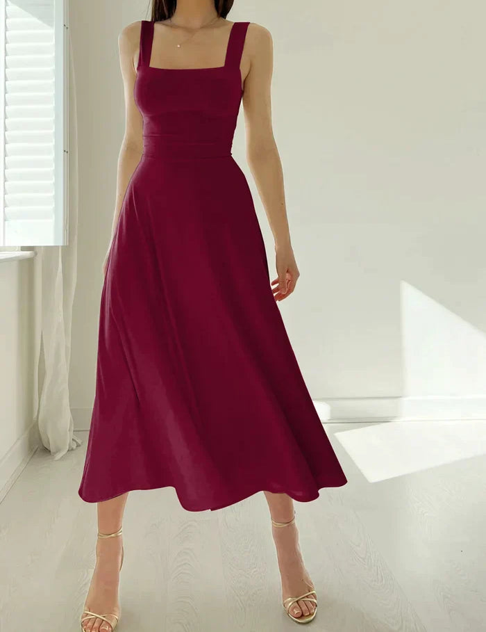 Zomerjurk met vierkante hals - een must-have voor een stijlvolle en comfortabele look. Het chique vierkante halslijn en slim-fit design benadrukken op elegante wijze het vrouwelijke silhouet. Gemaakt van hoogwaardige en comfortabele stof, geschikt voor diverse gelegenheden en seizoenen.