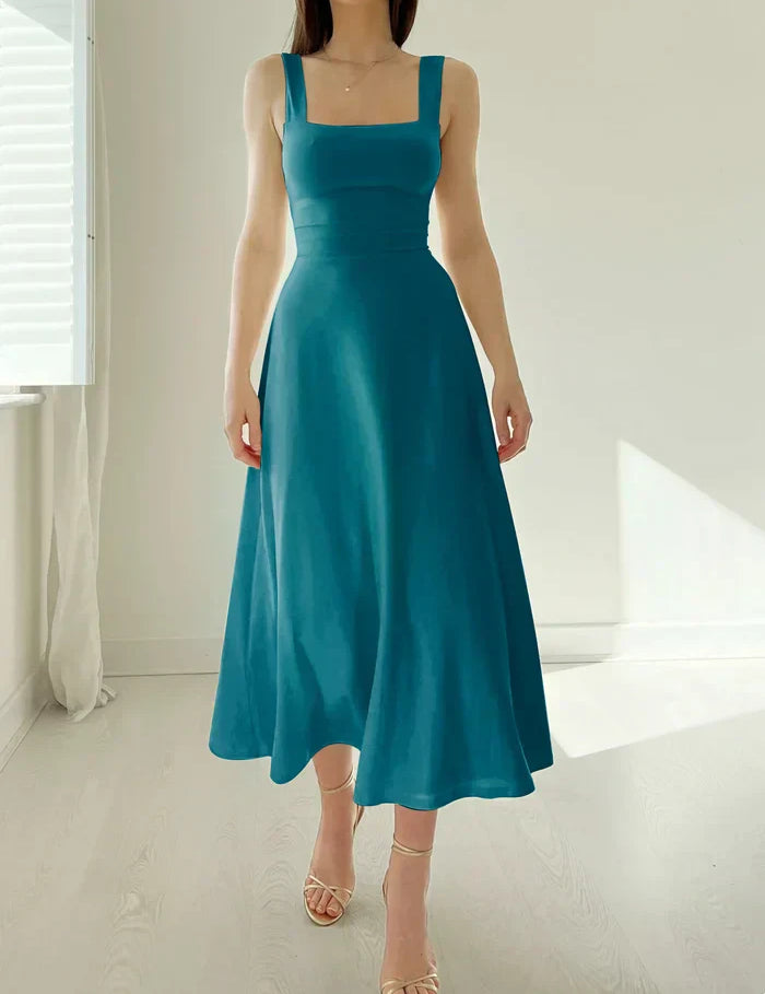 Zomerjurk met vierkante hals - een must-have voor een stijlvolle en comfortabele look. Het chique vierkante halslijn en slim-fit design benadrukken op elegante wijze het vrouwelijke silhouet. Gemaakt van hoogwaardige en comfortabele stof, geschikt voor diverse gelegenheden en seizoenen.