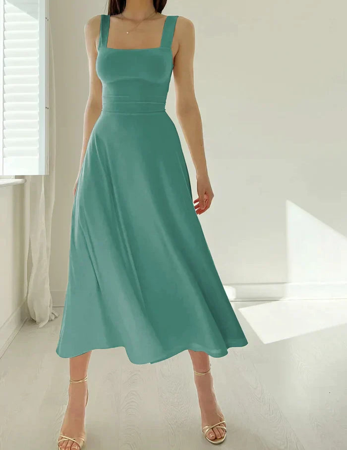 Zomerjurk met vierkante hals - een must-have voor een stijlvolle en comfortabele look. Het chique vierkante halslijn en slim-fit design benadrukken op elegante wijze het vrouwelijke silhouet. Gemaakt van hoogwaardige en comfortabele stof, geschikt voor diverse gelegenheden en seizoenen.