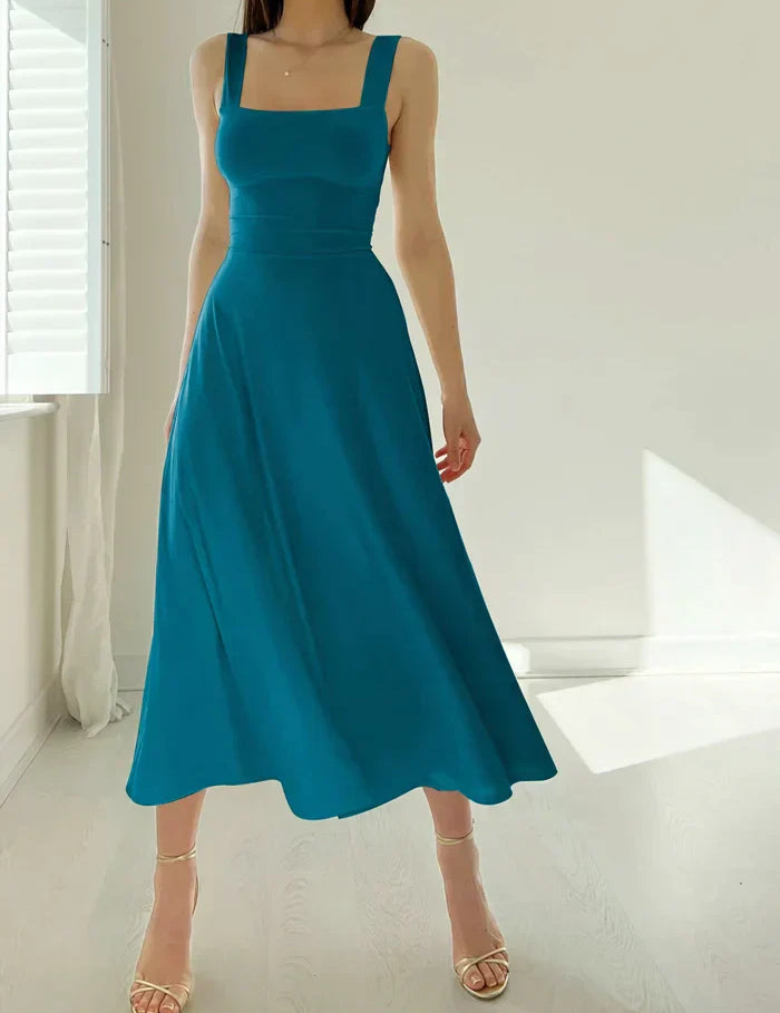 Zomerjurk met vierkante hals - een must-have voor een stijlvolle en comfortabele look. Het chique vierkante halslijn en slim-fit design benadrukken op elegante wijze het vrouwelijke silhouet. Gemaakt van hoogwaardige en comfortabele stof, geschikt voor diverse gelegenheden en seizoenen.