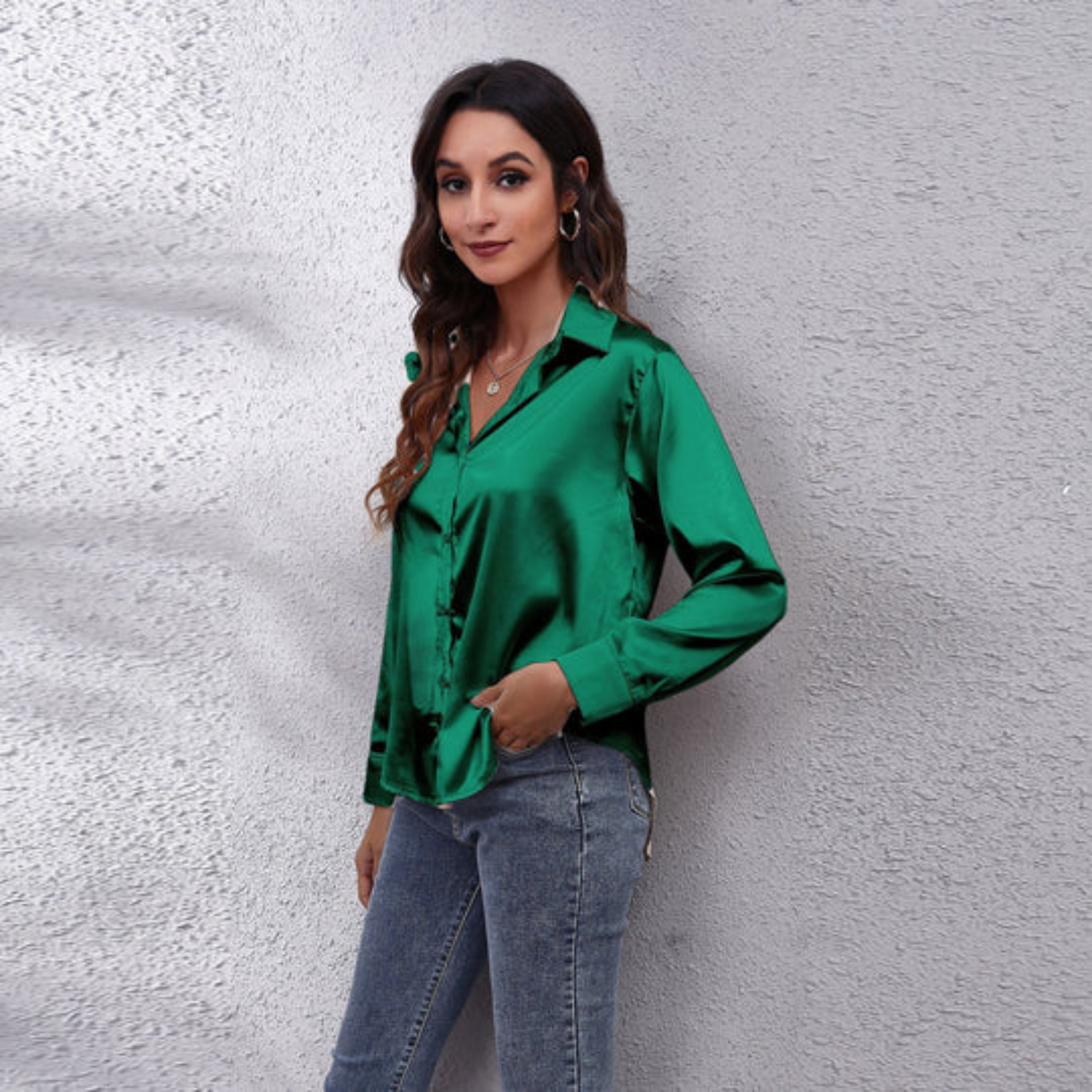 Eva | Zomerse satijnen damesblouse in de kleur Lichtbruin voor dames in stijl ideaal voor de zomer.