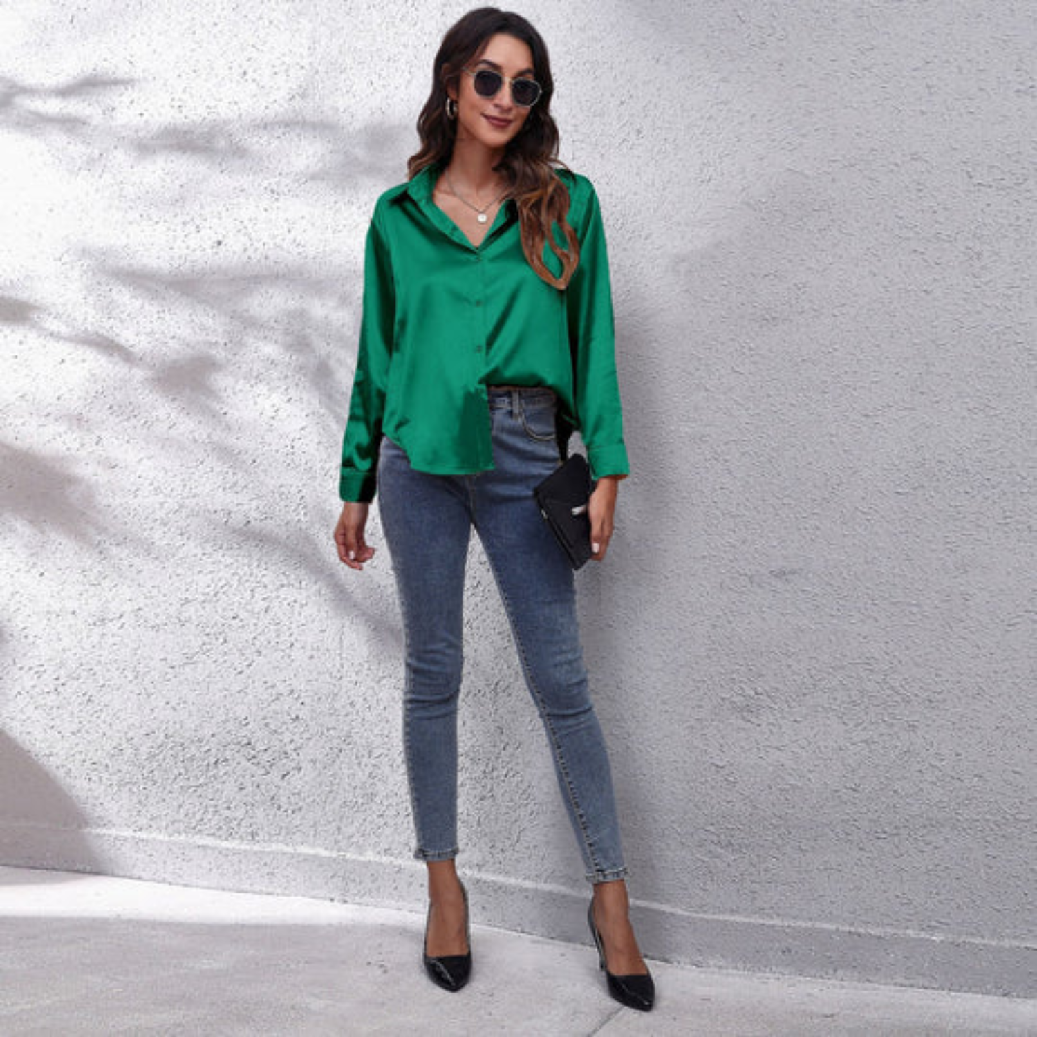 Eva | Zomerse satijnen damesblouse in de kleur Groen voor dames in stijl ideaal voor de zomer.