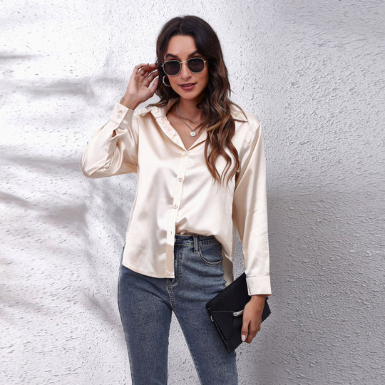 Eva | Zomerse satijnen damesblouse in de kleur Lichtbruin voor dames in stijl ideaal voor de zomer.
