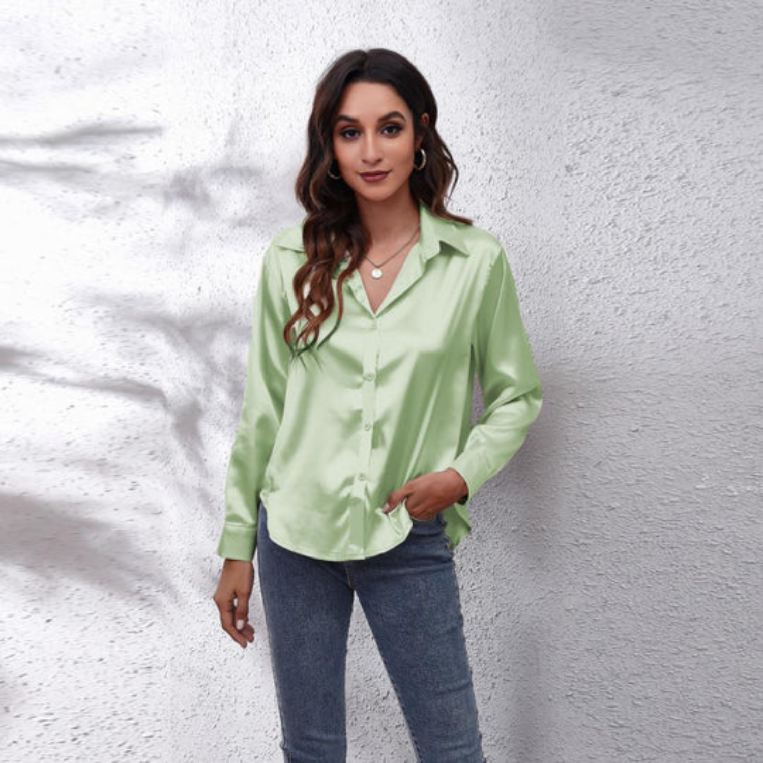Eva | Zomerse satijnen damesblouse in de kleur Lichtgroen voor dames in stijl ideaal voor de zomer.