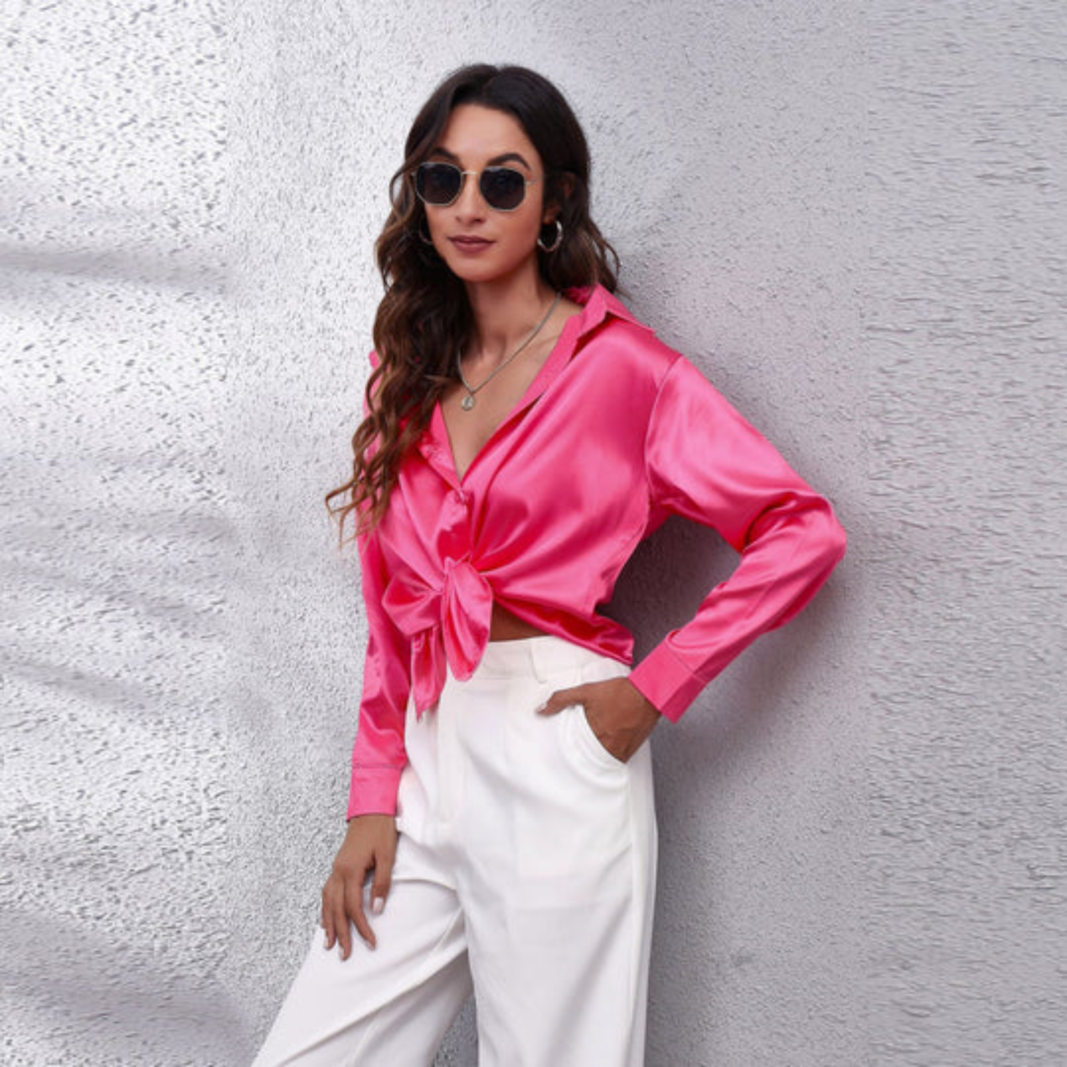 Eva | Zomerse satijnen damesblouse in de kleur Roze voor dames in stijl ideaal voor de zomer.