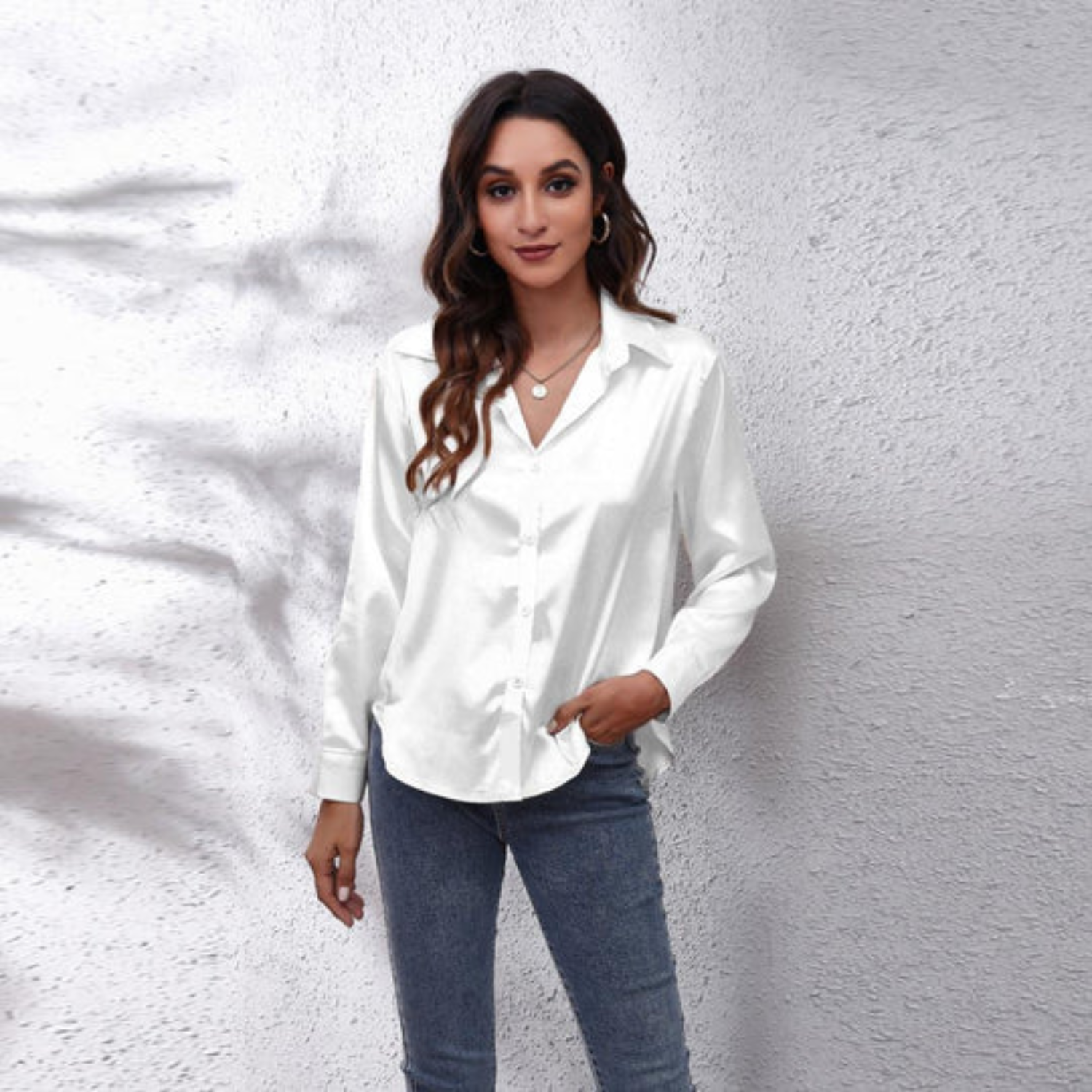 Eva | Zomerse satijnen damesblouse in de kleur Wit voor dames in stijl ideaal voor de zomer.