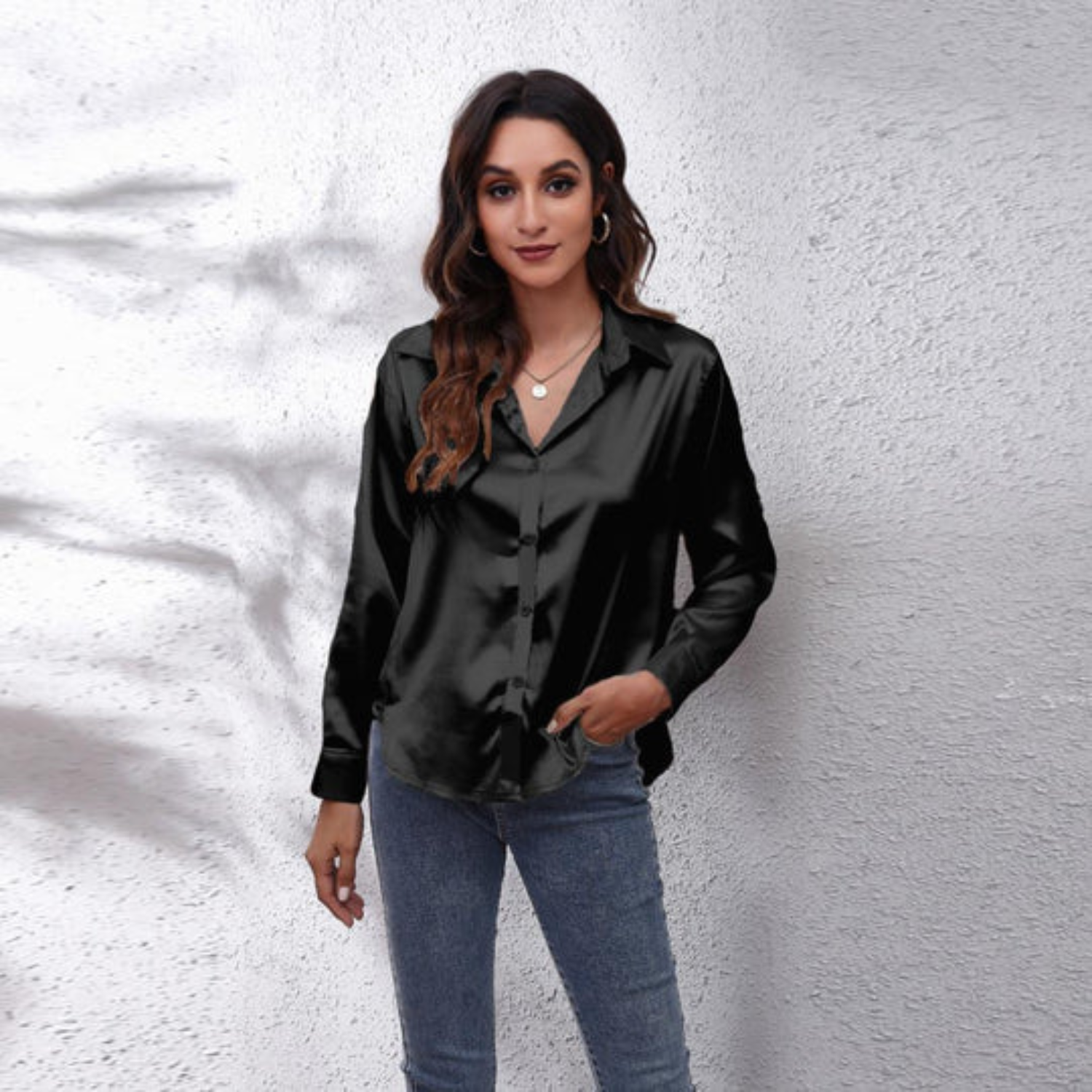 Eva | Zomerse satijnen damesblouse in de kleur Zwart voor dames in stijl ideaal voor de zomer.