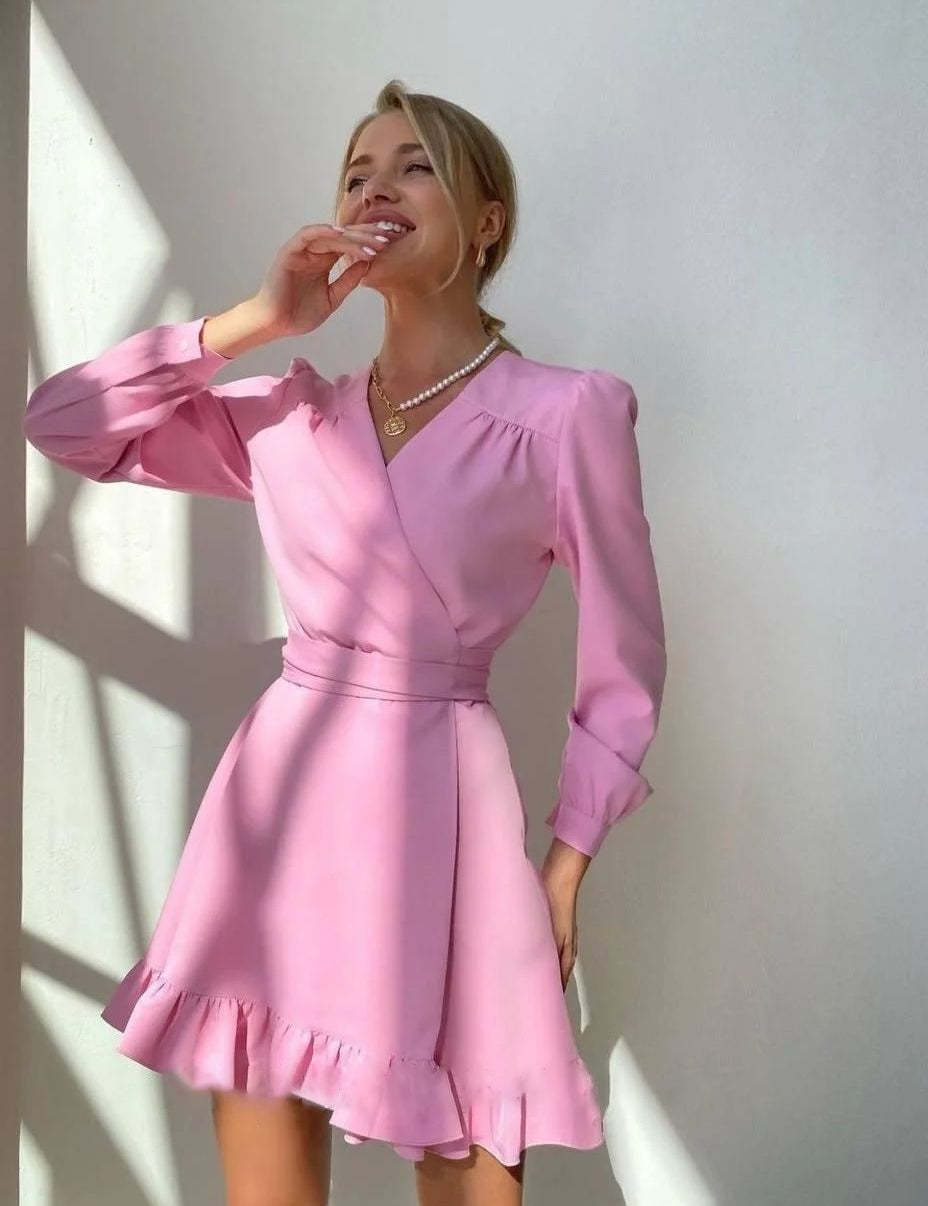 Zwarte A-lijn jurk met lange mouwen, v-hals en taille-accentuering. Een veelzijdige must-have voor elke gelegenheid, perfect te combineren met zowel hakken als casual boots.