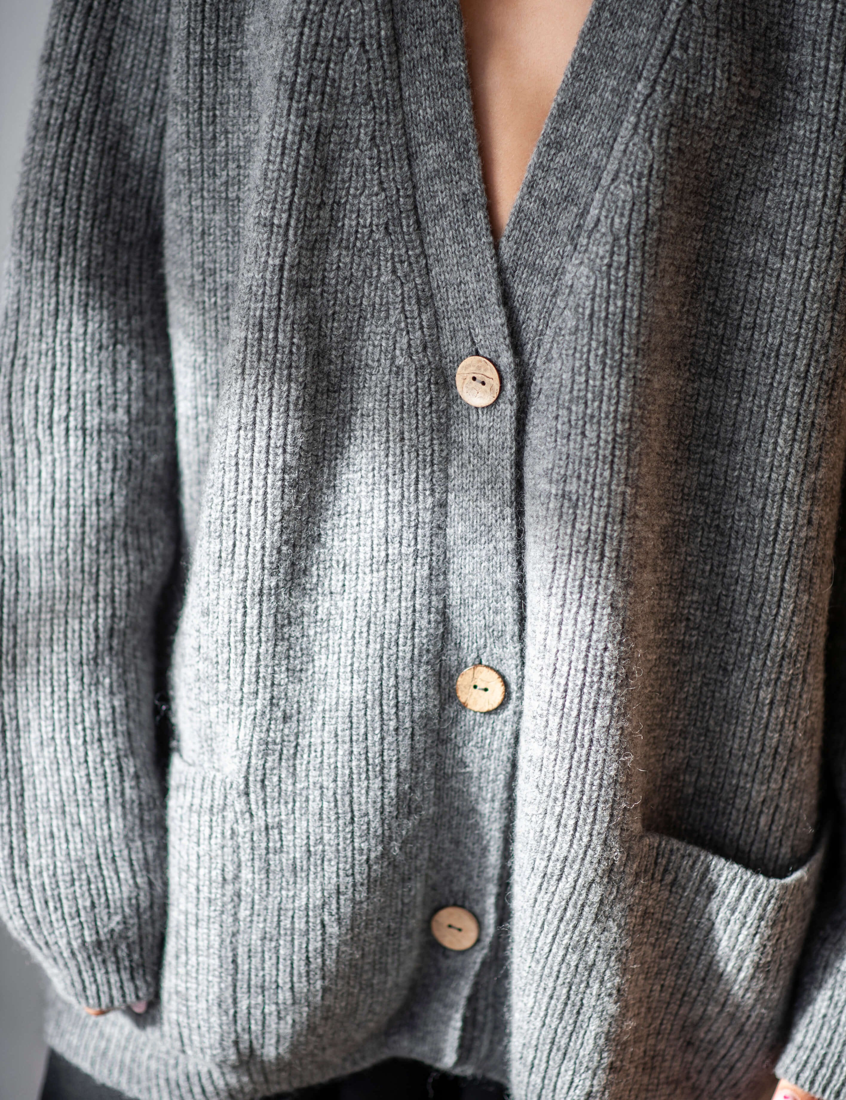 Evala | Luxueus merinoswollen vest in de kleur Grijs voor dames in Heritage stijl ideaal voor de herfst.