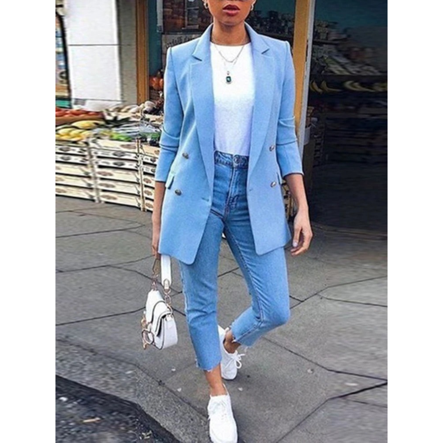 Evelien | Lange damesblazer met knopen en kraag in de kleur Blauw voor dames in stijl geschikt voor alle seizoenen.