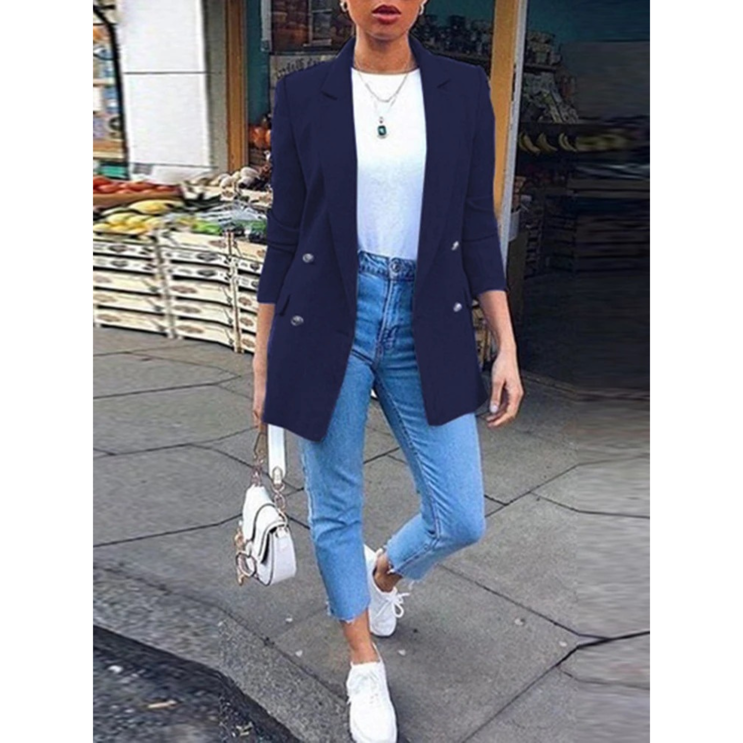 Evelien | Lange damesblazer met knopen en kraag in de kleur Donkerblauw voor dames in stijl geschikt voor alle seizoenen.