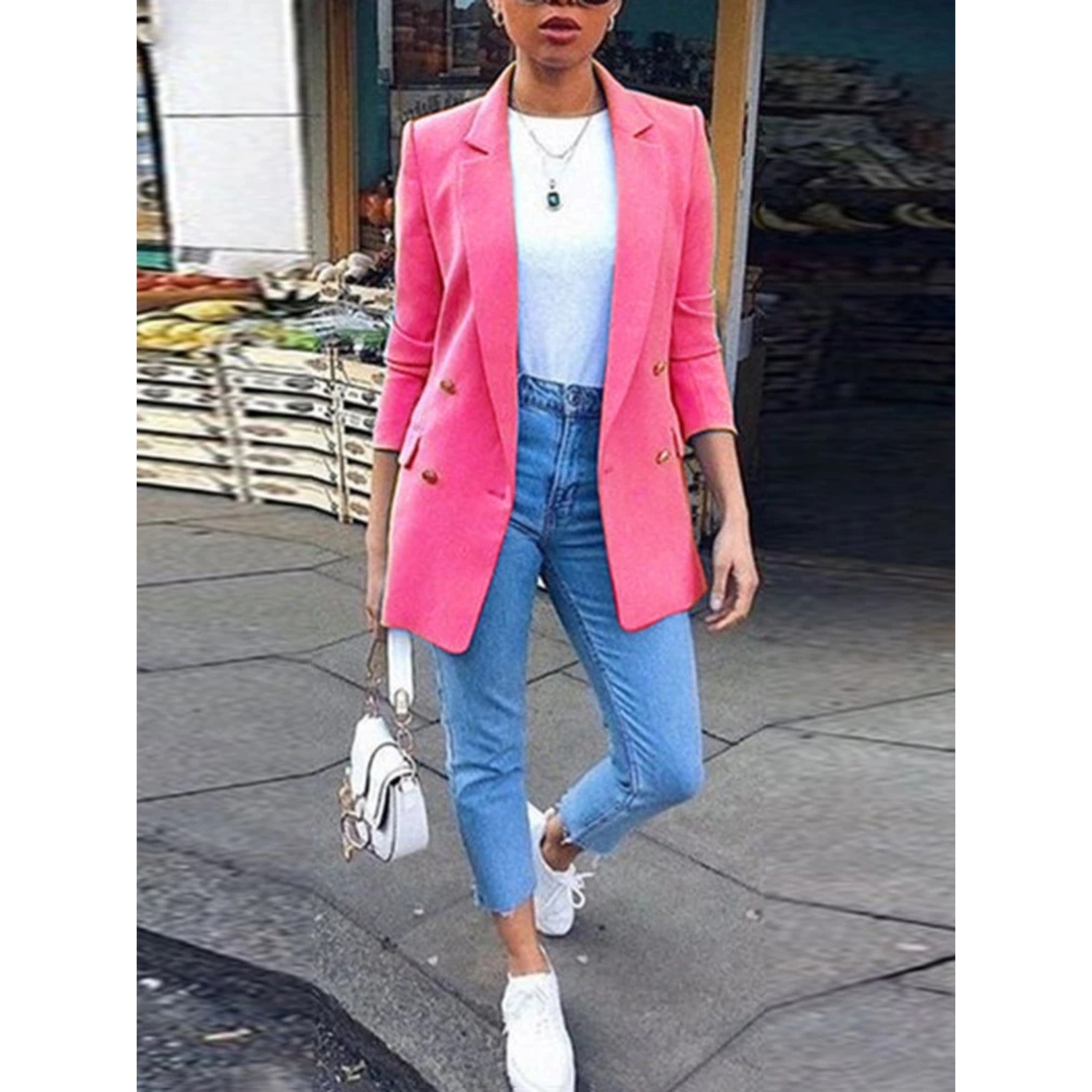 Evelien | Lange damesblazer met knopen en kraag in de kleur Roze voor dames in stijl geschikt voor alle seizoenen.