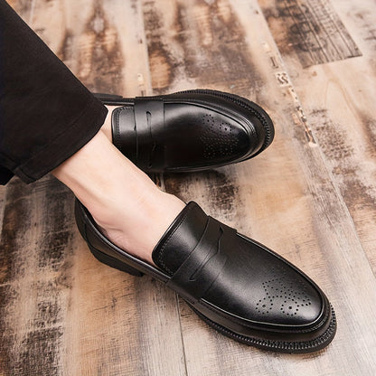 Heren Penny Loafers met brogue details. Deze tijdloze loafers bieden duurzaamheid en een klassieke uitstraling met hun PU-lederen bovenwerk. De slijtvaste eigenschappen zorgen voor comfort en betrouwbaarheid, terwijl het instapontwerp het gemak van aantrekken biedt. Ideaal voor zowel zakelijke als feestelijke gelegenheden.