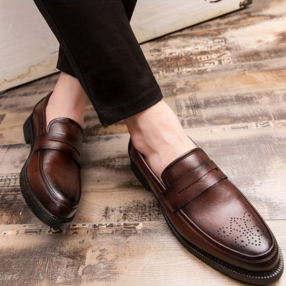 Heren Penny Loafers met brogue details. Deze tijdloze loafers bieden duurzaamheid en een klassieke uitstraling met hun PU-lederen bovenwerk. De slijtvaste eigenschappen zorgen voor comfort en betrouwbaarheid, terwijl het instapontwerp het gemak van aantrekken biedt. Ideaal voor zowel zakelijke als feestelijke gelegenheden.