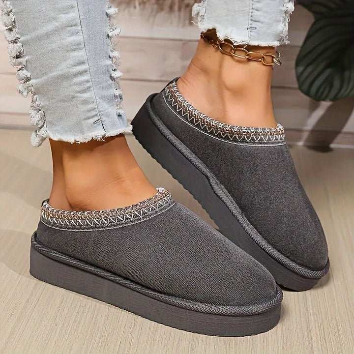 Slip-on slippers met pluche materiaal