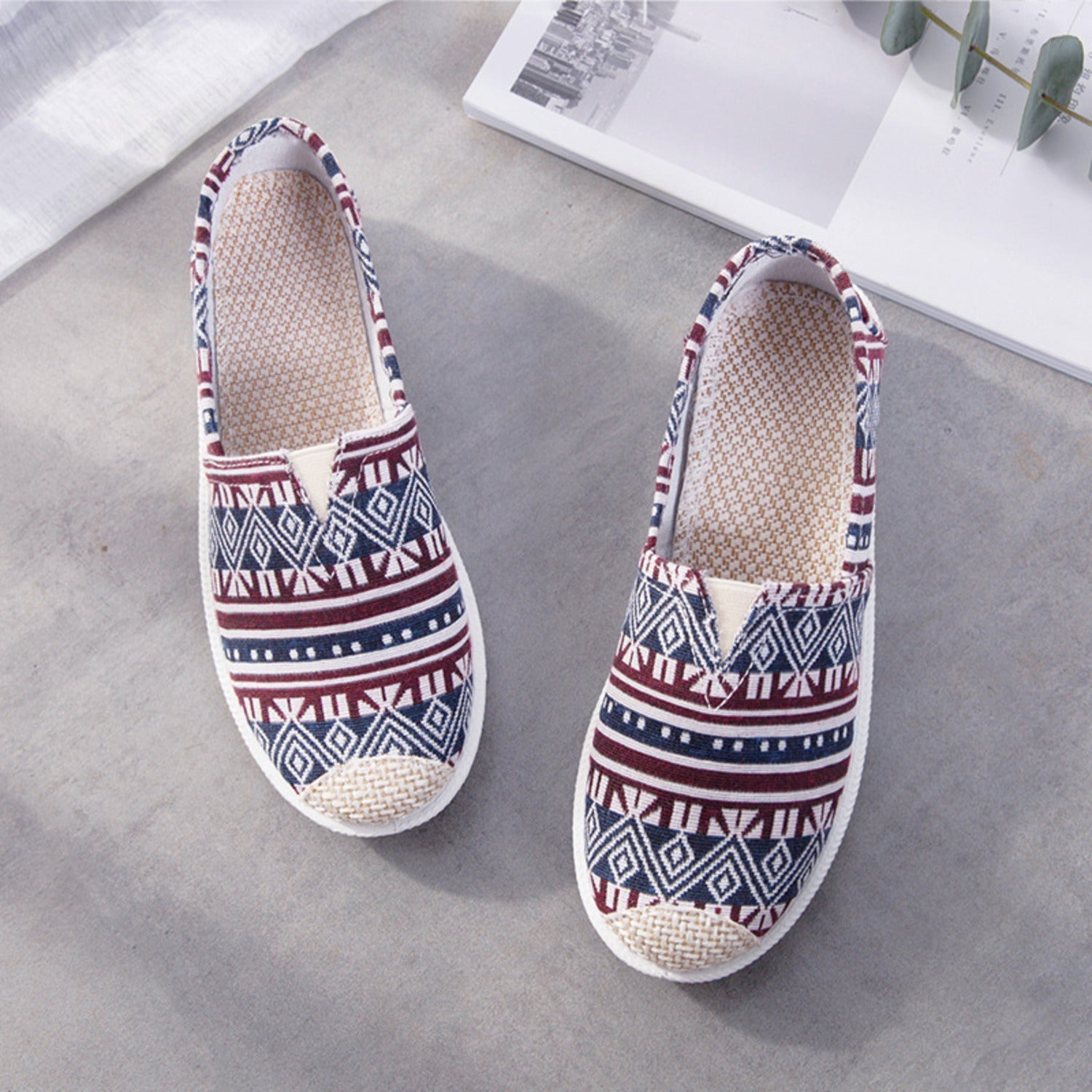 Fee | Canvas espadrilles met vintage print in de kleur Blauw/Rood voor dames in Beach stijl ideaal voor de zomer.