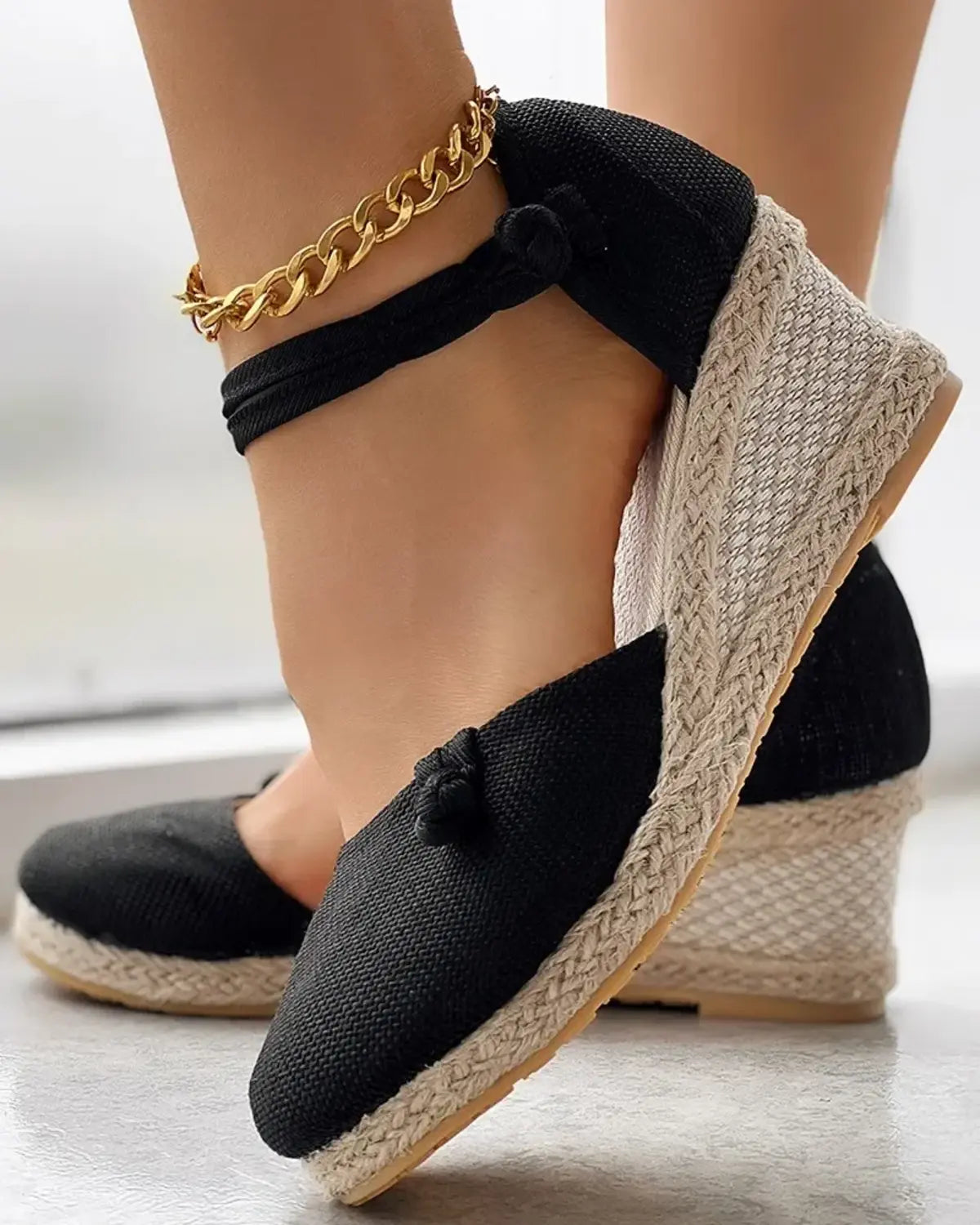 Feline | Geknoopte espadrilles met enkelbandje in de kleur Zwart voor dames in Beach stijl ideaal voor de zomer.