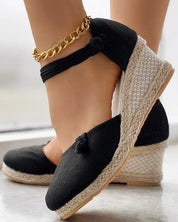 Feline | Geknoopte espadrilles met enkelbandje in de kleur Zwart voor dames in Beach stijl ideaal voor de zomer.