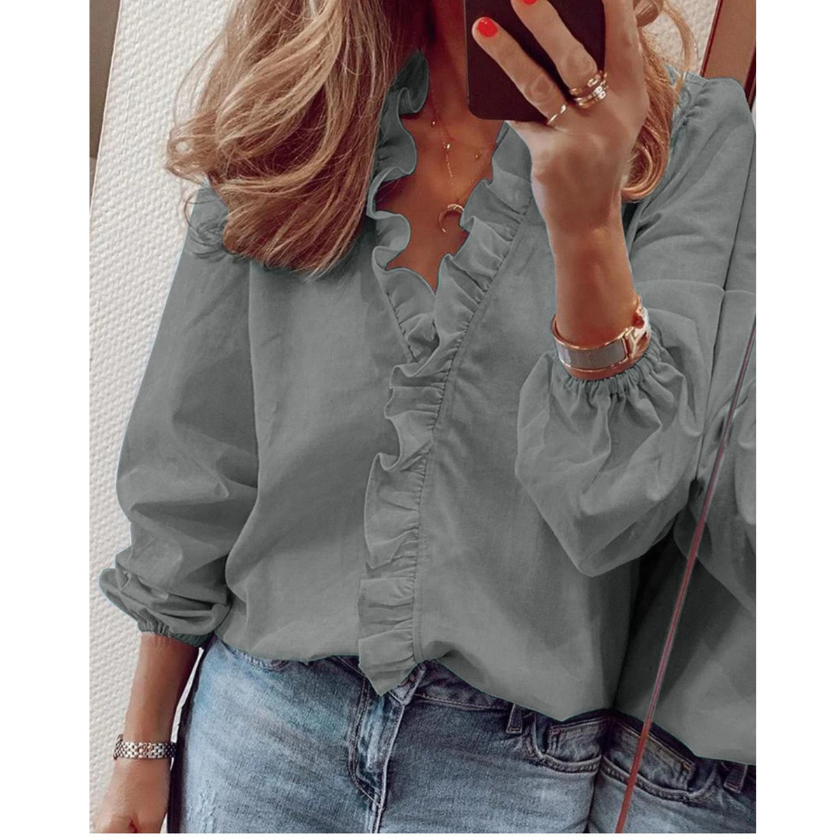 Femke | Chiffon blouse met pluches in de kleur Grijs voor dames in stijl ideaal voor de herfst.