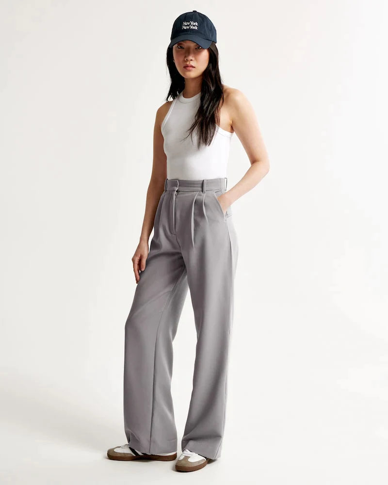 Femke | Elegante getailleerde damesbroek in de kleur Zwart voor dames in stijl ideaal voor de lente.