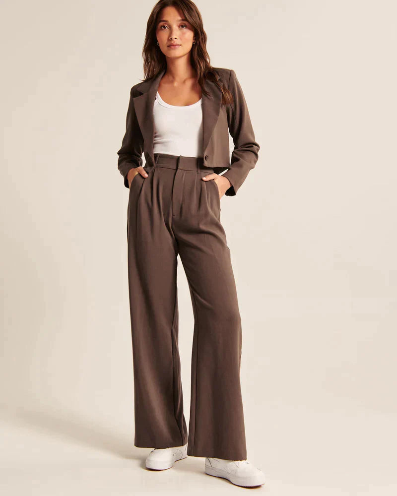 Femke | Elegante getailleerde damesbroek in de kleur Zwart voor dames in stijl ideaal voor de lente.