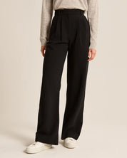 Femke | Elegante getailleerde damesbroek in de kleur Zwart voor dames in stijl ideaal voor de lente.