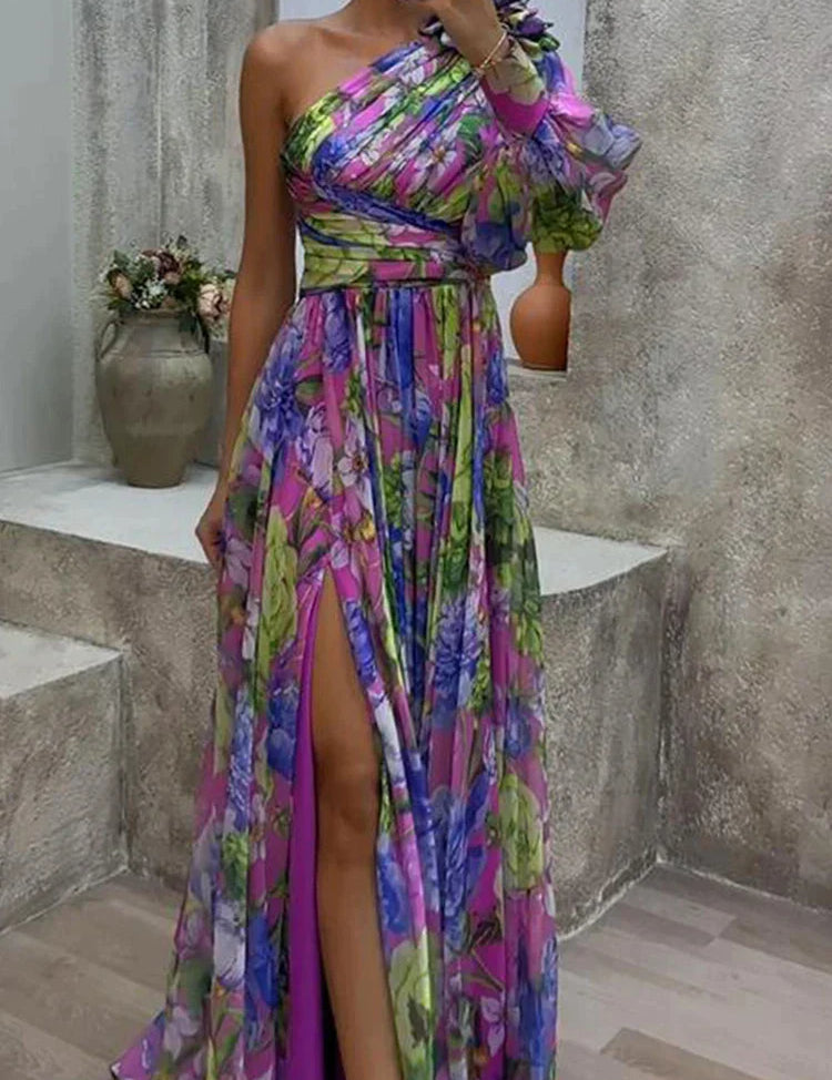 Paarse print maxi-jurk. Een trendy en modieuze look met maxi-lengte, split en één mouw voor een stijlvol accent.ervaar ultieme stijl met dit elegante en comfortabele ontwerp.